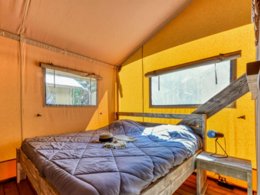 Camping Pas Cher vous présente avec son site Officiel campingpascher.fr, le Camping Maeva Escapades Millau Plage classé 4 étoiles, situé sur la commune de Millau dans le département Aveyron (Midi Pyrénées) en France. Le camping Maeva Escapades Millau Plage, vous présente un hébergement de type tente en toile et bois de 35 m². Le camping Maeva Escapades Millau Plage vous propose du mercredi 01 avril au mercredi 08 avril 2026 pour 7 nuits à 276€. Cette location propose 151 dates différentes pour réserver votre séjour. Découvrez également les 10 autres gammes d'hébergements du camping. Les Avis clients pour le Camping Maeva Escapades Millau Plage sont excellents avec une note moyenne de 8 sur 10. Rivière, Piscine extérieure, Animations familiales, Club enfants, Aire de jeux enfants, Baby-foot, Canoë-kayak, Centre équestre, Cyclisme, Location de bateaux, Ping-pong, Piscine, Pétanque, Rafting, Randonnée, Salle de jeux vidéo, Structure gonflable enfants, Terrain de basketball, Terrain multisports, Bar, Dépôt de pain, Plats à emporter, Restaurant, Snack/Bar, Épicerie,... En savoir plus : cliquez-ICI.