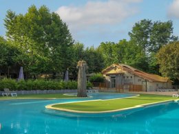 Camping Pas Cher vous présente avec son site Officiel campingpascher.fr, le Camping Maeva Escapades Millau Plage classé 4 étoiles, situé sur la commune de Millau dans le département Aveyron (Midi Pyrénées) en France. Le camping Maeva Escapades Millau Plage, vous présente un hébergement de type mobil-home de 30 m². Le camping Maeva Escapades Millau Plage vous proposeun séjour PAS CHER avec une REMISEdu sam. 16 mai au sam. 23 mai 2026, en promotion à -30% pour 7 nuits à 294 € au lieu de 420,0 € soit une Économie de 126 €. Cette location propose 116 dates différentes pour réserver votre séjour. Découvrez également les 10 autres gammes d'hébergements du camping. Les Avis clients pour le Camping Maeva Escapades Millau Plage sont excellents avec une note moyenne de 8 sur 10. Rivière, Piscine extérieure, Animations familiales, Club enfants, Aire de jeux enfants, Baby-foot, Canoë-kayak, Centre équestre, Cyclisme, Location de bateaux, Ping-pong, Piscine, Pétanque, Rafting, Randonnée, Salle de jeux vidéo, Structure gonflable enfants, Terrain de basketball, Terrain multisports, Bar, Dépôt de pain, Plats à emporter, Restaurant, Snack/Bar, Épicerie,... En savoir plus : cliquez-ICI.