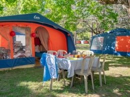 Camping Pas Cher vous présente avec son site Officiel campingpascher.fr, le Camping Maeva Escapades Millau Plage classé 4 étoiles, situé sur la commune de Millau dans le département Aveyron (Midi Pyrénées) en France. Le camping Maeva Escapades Millau Plage, vous présente un hébergement de type tente. Le camping Maeva Escapades Millau Plage vous propose du sam. 29 août au sam. 05 septembre 2026 pour 7 nuits à 245€. Cette location propose 94 dates différentes pour réserver votre séjour. Découvrez également les 10 autres gammes d'hébergements du camping. Les Avis clients pour le Camping Maeva Escapades Millau Plage sont excellents avec une note moyenne de 8 sur 10. Rivière, Piscine extérieure, Animations familiales, Club enfants, Aire de jeux enfants, Baby-foot, Canoë-kayak, Centre équestre, Cyclisme, Location de bateaux, Ping-pong, Piscine, Pétanque, Rafting, Randonnée, Salle de jeux vidéo, Structure gonflable enfants, Terrain de basketball, Terrain multisports, Bar, Dépôt de pain, Plats à emporter, Restaurant, Snack/Bar, Épicerie,... En savoir plus : cliquez-ICI.