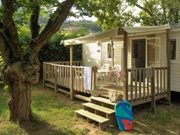 Camping Pas Cher vous présente avec son site Officiel campingpascher.fr, le Camping Maeva Escapades Millau Plage classé 4 étoiles, situé sur la commune de Millau dans le département Aveyron (Midi Pyrénées) en France. Le camping Maeva Escapades Millau Plage, vous présente un hébergement de type tente. Le camping Maeva Escapades Millau Plage vous propose du sam. 29 août au sam. 05 septembre 2026 pour 7 nuits à 245€. Cette location propose 94 dates différentes pour réserver votre séjour. Découvrez également les 10 autres gammes d'hébergements du camping. Les Avis clients pour le Camping Maeva Escapades Millau Plage sont excellents avec une note moyenne de 8 sur 10. Rivière, Piscine extérieure, Animations familiales, Club enfants, Aire de jeux enfants, Baby-foot, Canoë-kayak, Centre équestre, Cyclisme, Location de bateaux, Ping-pong, Piscine, Pétanque, Rafting, Randonnée, Salle de jeux vidéo, Structure gonflable enfants, Terrain de basketball, Terrain multisports, Bar, Dépôt de pain, Plats à emporter, Restaurant, Snack/Bar, Épicerie,... En savoir plus : cliquez-ICI.