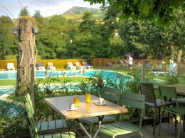 Camping Pas Cher vous présente avec son site Officiel campingpascher.fr, le Camping Maeva Escapades Millau Plage classé 4 étoiles, situé sur la commune de Millau dans le département Aveyron (Midi Pyrénées) en France. Le camping Maeva Escapades Millau Plage, vous présente un hébergement de type mobil-home de 26 m². Le camping Maeva Escapades Millau Plage vous propose du mercredi 01 avril au mercredi 08 avril 2026 pour 7 nuits à 281€. Cette location propose 151 dates différentes pour réserver votre séjour. Découvrez également les 10 autres gammes d'hébergements du camping. Les Avis clients pour le Camping Maeva Escapades Millau Plage sont excellents avec une note moyenne de 8 sur 10. Rivière, Piscine extérieure, Animations familiales, Club enfants, Aire de jeux enfants, Baby-foot, Canoë-kayak, Centre équestre, Cyclisme, Location de bateaux, Ping-pong, Piscine, Pétanque, Rafting, Randonnée, Salle de jeux vidéo, Structure gonflable enfants, Terrain de basketball, Terrain multisports, Bar, Dépôt de pain, Plats à emporter, Restaurant, Snack/Bar, Épicerie,... En savoir plus : cliquez-ICI.