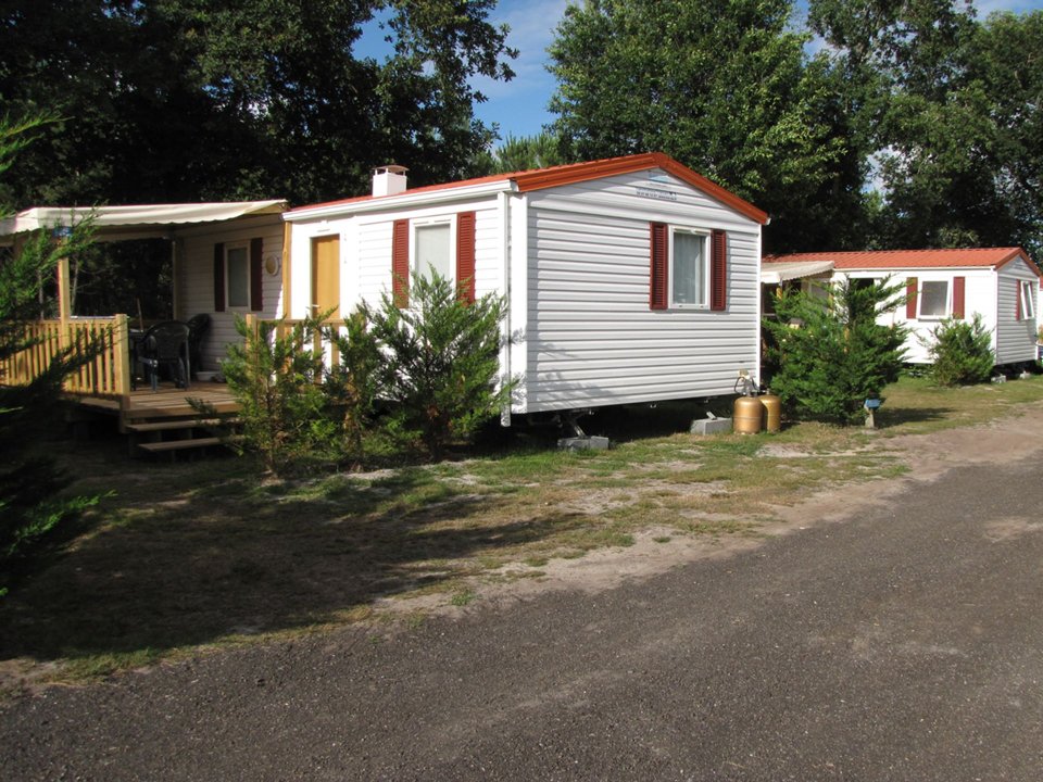 Camping Pas Cher vous présente avec son site Officiel campingpascher.fr, le Camping Lou Payou classé 2 étoiles, situé sur la commune de Lesperon dans le département Landes (Aquitaine) en France. Le camping Lou Payou vous propose un hébergement de type mobil-home de 30 m². L'établissement vous propose 7 autres types d'hébergements. Découvrez tous nos séjours à petits prix dans la commune et aux alentours de Lesperon du département : Landes (Aquitaine). Les Avis clients pour le Camping Lou Payou sont excellents avec une note moyenne de 8 sur 10. Piscine extérieure, Animations familiales, Aire de jeux enfants, Baby-foot, Ping-pong, Pétanque, Randonnée, Bar, Dépôt de pain, Plats à emporter, Snack/Bar, Station-service, Supermarché, Épicerie,... En savoir plus : cliquez-ICI.