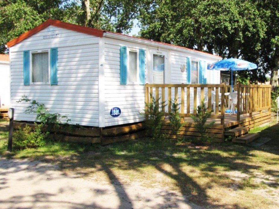 Camping Pas Cher vous présente avec son site Officiel campingpascher.fr, le Camping Lou Payou classé 2 étoiles, situé sur la commune de Lesperon dans le département Landes (Aquitaine) en France. Le camping Lou Payou vous propose un hébergement de type mobil-home de 24 m². L'établissement vous propose 6 autres types d'hébergements. Découvrez tous nos séjours à petits prix dans la commune et aux alentours de Lesperon du département : Landes (Aquitaine). Les Avis clients pour le Camping Lou Payou sont excellents avec une note moyenne de 8 sur 10. Piscine extérieure, Animations familiales, Aire de jeux enfants, Baby-foot, Ping-pong, Pétanque, Randonnée, Bar, Dépôt de pain, Plats à emporter, Snack/Bar, Station-service, Supermarché, Épicerie,... En savoir plus : cliquez-ICI.