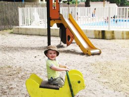 Camping Pas Cher vous présente avec son site Officiel campingpascher.fr, le Camping Lou Payou classé 2 étoiles, situé sur la commune de Lesperon dans le département Landes (Aquitaine) en France. Le camping Lou Payou vous propose un hébergement de type mobil-home de 24 m². L'établissement vous propose 6 autres types d'hébergements. Découvrez tous nos séjours à petits prix dans la commune et aux alentours de Lesperon du département : Landes (Aquitaine). Les Avis clients pour le Camping Lou Payou sont excellents avec une note moyenne de 8 sur 10. Piscine extérieure, Animations familiales, Aire de jeux enfants, Baby-foot, Ping-pong, Pétanque, Randonnée, Bar, Dépôt de pain, Plats à emporter, Snack/Bar, Station-service, Supermarché, Épicerie,... En savoir plus : cliquez-ICI.