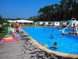 Camping Pas Cher vous présente avec son site Officiel campingpascher.fr, le Camping Land's Hause Bungalow classé 4 étoiles, situé sur la commune de Leiria dans le département Région De Lisbonne (Région De Lisbonne) au Portugal. Le camping Land's Hause Bungalow, vous présente un hébergement de type mobil-home pour 5 personnes avec climatisation et télévision. Le camping Land's Hause Bungalow vous propose du sam. 13 décembre au sam. 20 décembre 2025 avec un DÉPART DEMAIN pour 7 nuits à 840€. Cette location propose 4 dates différentes pour réserver votre séjour. Découvrez également les 4 autres gammes d'hébergements du camping. Les Avis clients pour le Camping Land's Hause Bungalow sont de 7 sur 10. Piscine extérieure, Club ados, Aire de jeux enfants, Baby-foot, Centre équestre, Cyclisme, Piscine, Randonnée, Salle de fitness, Terrain multisports, Bar, Plats à emporter, Snack/Bar,... En savoir plus : cliquez-ICI.