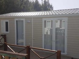 Camping Pas Cher vous présente avec son site Officiel campingpascher.fr, le Camping Land's Hause Bungalow classé 4 étoiles, situé sur la commune de Leiria dans le département Région De Lisbonne (Région De Lisbonne) au Portugal. Le camping Land's Hause Bungalow, vous présente un hébergement de type mobil-home de 28 m² pour 3 personnes avec climatisation et télévision. Le camping Land's Hause Bungalow vous propose du sam. 13 décembre au sam. 20 décembre 2025 avec un DÉPART DEMAIN pour 7 nuits à 735€. Cette location propose 4 dates différentes pour réserver votre séjour. Découvrez également les 4 autres gammes d'hébergements du camping. Les Avis clients pour le Camping Land's Hause Bungalow sont de 7 sur 10. Piscine extérieure, Club ados, Aire de jeux enfants, Baby-foot, Centre équestre, Cyclisme, Piscine, Randonnée, Salle de fitness, Terrain multisports, Bar, Plats à emporter, Snack/Bar,... En savoir plus : cliquez-ICI.