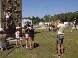 Camping Pas Cher vous présente avec son site Officiel campingpascher.fr, le Camping Land's Hause Bungalow classé 4 étoiles, situé sur la commune de Leiria dans le département Région De Lisbonne (Région De Lisbonne) au Portugal. Le camping Land's Hause Bungalow, vous présente un hébergement de type mobil-home de 30 m² pour 5 personnes avec climatisation et télévision. Le camping Land's Hause Bungalow vous propose du sam. 13 décembre au sam. 20 décembre 2025 avec un DÉPART DEMAIN pour 7 nuits à 770€. Cette location propose 2 dates différentes pour réserver votre séjour. Découvrez également les 4 autres gammes d'hébergements du camping. Les Avis clients pour le Camping Land's Hause Bungalow sont de 7 sur 10. Piscine extérieure, Club ados, Aire de jeux enfants, Baby-foot, Centre équestre, Cyclisme, Piscine, Randonnée, Salle de fitness, Terrain multisports, Bar, Plats à emporter, Snack/Bar,... En savoir plus : cliquez-ICI.