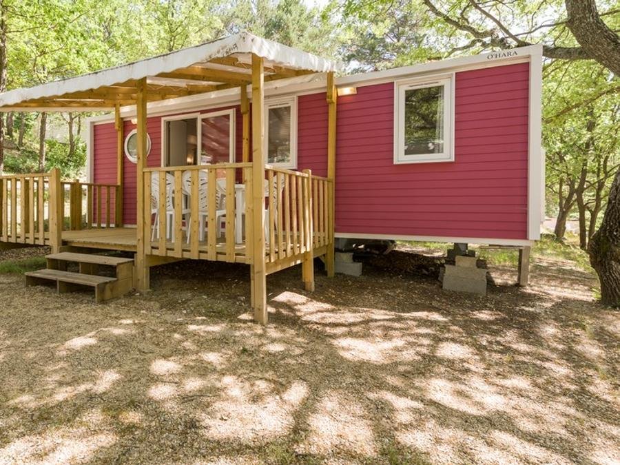Camping Pas Cher vous présente avec son site Officiel campingpascher.fr, le Camping Le Domaine De Chanteraine classé 3 étoiles, situé sur la commune de Aiguines dans le département Var (Provence Alpes Côte D'azur) en France. Le camping Le Domaine De Chanteraine, vous présente un hébergement de type mobil-home de 30 m². Le camping Le Domaine De Chanteraine vous proposeun séjour PAS CHER avec une REMISEdu sam. 20 juin au sam. 27 juin 2026, en promotion à -58% pour 7 nuits à 209 € au lieu de 500,0 € soit une Économie de 291 €. Cette location propose 16 dates différentes pour réserver votre séjour. Découvrez également les 2 autres gammes d'hébergements du camping. Les Avis clients pour le Camping Le Domaine De Chanteraine sont de 7 sur 10. Piscine chauffée, Piscine extérieure, Aire de jeux enfants, Baby-foot, Centre équestre, Court de tennis, Ping-pong, Pétanque, Randonnée, Sports nautiques, Terrain de volley-ball, Dépôt de pain, Plats à emporter, Restaurant, Snack/Bar, Supermarché, Épicerie,... En savoir plus : cliquez-ICI.