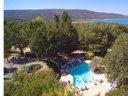 Camping Pas Cher vous présente avec son site Officiel campingpascher.fr, le Camping Le Domaine De Chanteraine classé 3 étoiles, situé sur la commune de Aiguines dans le département Var (Provence Alpes Côte D'azur) en France. Le camping Le Domaine De Chanteraine, vous présente un hébergement de type mobil-home de 30 m². Le camping Le Domaine De Chanteraine vous proposeun séjour PAS CHER avec une REMISEdu sam. 20 juin au sam. 27 juin 2026, en promotion à -58% pour 7 nuits à 209 € au lieu de 500,0 € soit une Économie de 291 €. Cette location propose 16 dates différentes pour réserver votre séjour. Découvrez également les 2 autres gammes d'hébergements du camping. Les Avis clients pour le Camping Le Domaine De Chanteraine sont de 7 sur 10. Piscine chauffée, Piscine extérieure, Aire de jeux enfants, Baby-foot, Centre équestre, Court de tennis, Ping-pong, Pétanque, Randonnée, Sports nautiques, Terrain de volley-ball, Dépôt de pain, Plats à emporter, Restaurant, Snack/Bar, Supermarché, Épicerie,... En savoir plus : cliquez-ICI.