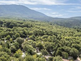 Camping Pas Cher vous présente avec son site Officiel campingpascher.fr, le Camping Le Domaine De Chanteraine classé 3 étoiles, situé sur la commune de Aiguines dans le département Var (Provence Alpes Côte D'azur) en France. Le camping Le Domaine De Chanteraine, vous présente un hébergement de type mobil-home. Le camping Le Domaine De Chanteraine vous proposeun séjour PAS CHER avec une REMISEdu sam. 06 juin au sam. 13 juin 2026, en promotion à -58% pour 7 nuits à 209 € au lieu de 500,0 € soit une Économie de 291 €. Cette location propose 25 dates différentes pour réserver votre séjour. Découvrez également les 1 autres gammes d'hébergements du camping. Les Avis clients pour le Camping Le Domaine De Chanteraine sont de 7 sur 10. Piscine chauffée, Piscine extérieure, Aire de jeux enfants, Baby-foot, Centre équestre, Court de tennis, Ping-pong, Pétanque, Randonnée, Sports nautiques, Terrain de volley-ball, Dépôt de pain, Plats à emporter, Restaurant, Snack/Bar, Supermarché, Épicerie,... En savoir plus : cliquez-ICI.