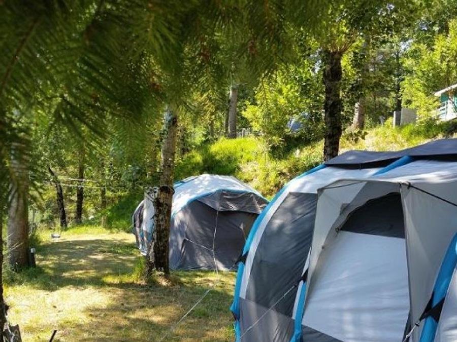 Camping Pas Cher vous présente avec son site Officiel campingpascher.fr, le Camping Flower Les Fauvettes classé 3 étoiles, situé sur la commune de Anduze dans le département Gard (Languedoc Roussillon) en France. Le camping Flower Les Fauvettes, vous présente un hébergement de type tente de 23 m². Le camping Flower Les Fauvettes vous propose du dimanche 28 juin au dimanche 05 juillet 2026 pour 7 nuits à 368€. Cette location propose 7 dates différentes pour réserver votre séjour. Découvrez également les 11 autres gammes d'hébergements du camping. Les Avis clients pour le Camping Flower Les Fauvettes sont excellents avec une note moyenne de 8 sur 10. Parc aquatique, Piscine chauffée, Piscine extérieure, Animations familiales, Club enfants, Aire de jeux enfants, Baby-foot, Canoë-kayak, Centre équestre, Club enfant de nuit, Court de tennis, Golf, Ping-pong, Piscine, Pétanque, Randonnée, Structure gonflable enfants, Terrain multisports, Bar, Boulangerie, Dépôt de pain, Pizzeria, Plats à emporter, Snack/Bar, Supermarché,... En savoir plus : cliquez-ICI.