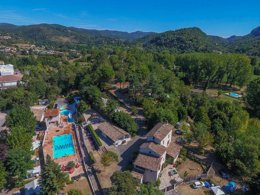 Camping Pas Cher vous présente avec son site Officiel campingpascher.fr, le Camping Flower Les Fauvettes classé 3 étoiles, situé sur la commune de Anduze dans le département Gard (Languedoc Roussillon) en France. Le camping Flower Les Fauvettes, vous présente un hébergement de type tente de 23 m². Le camping Flower Les Fauvettes vous propose du dimanche 28 juin au dimanche 05 juillet 2026 pour 7 nuits à 368€. Cette location propose 7 dates différentes pour réserver votre séjour. Découvrez également les 11 autres gammes d'hébergements du camping. Les Avis clients pour le Camping Flower Les Fauvettes sont excellents avec une note moyenne de 8 sur 10. Parc aquatique, Piscine chauffée, Piscine extérieure, Animations familiales, Club enfants, Aire de jeux enfants, Baby-foot, Canoë-kayak, Centre équestre, Club enfant de nuit, Court de tennis, Golf, Ping-pong, Piscine, Pétanque, Randonnée, Structure gonflable enfants, Terrain multisports, Bar, Boulangerie, Dépôt de pain, Pizzeria, Plats à emporter, Snack/Bar, Supermarché,... En savoir plus : cliquez-ICI.