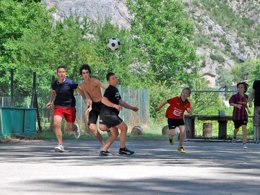 Camping Pas Cher vous présente avec son site Officiel campingpascher.fr, le Camping Flower Les Fauvettes classé 3 étoiles, situé sur la commune de Anduze dans le département Gard (Languedoc Roussillon) en France. Le camping Flower Les Fauvettes, vous présente un hébergement de type tente de 23 m². Le camping Flower Les Fauvettes vous propose du dimanche 28 juin au dimanche 05 juillet 2026 pour 7 nuits à 368€. Cette location propose 7 dates différentes pour réserver votre séjour. Découvrez également les 11 autres gammes d'hébergements du camping. Les Avis clients pour le Camping Flower Les Fauvettes sont excellents avec une note moyenne de 8 sur 10. Parc aquatique, Piscine chauffée, Piscine extérieure, Animations familiales, Club enfants, Aire de jeux enfants, Baby-foot, Canoë-kayak, Centre équestre, Club enfant de nuit, Court de tennis, Golf, Ping-pong, Piscine, Pétanque, Randonnée, Structure gonflable enfants, Terrain multisports, Bar, Boulangerie, Dépôt de pain, Pizzeria, Plats à emporter, Snack/Bar, Supermarché,... En savoir plus : cliquez-ICI.