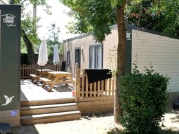 Camping Pas Cher vous présente avec son site Officiel campingpascher.fr, le Camping Flower Les Fauvettes classé 3 étoiles, situé sur la commune de Anduze dans le département Gard (Languedoc Roussillon) en France. Le camping Flower Les Fauvettes, vous présente un hébergement de type tente pour 4 personnes. Le camping Flower Les Fauvettes vous propose du sam. 22 août au sam. 29 août 2026 pour 7 nuits à 364€. Cette location propose 50 dates différentes pour réserver votre séjour. Découvrez également les 11 autres gammes d'hébergements du camping. Les Avis clients pour le Camping Flower Les Fauvettes sont excellents avec une note moyenne de 8 sur 10. Parc aquatique, Piscine chauffée, Piscine extérieure, Animations familiales, Club enfants, Aire de jeux enfants, Baby-foot, Canoë-kayak, Centre équestre, Club enfant de nuit, Court de tennis, Golf, Ping-pong, Piscine, Pétanque, Randonnée, Structure gonflable enfants, Terrain multisports, Bar, Boulangerie, Dépôt de pain, Pizzeria, Plats à emporter, Snack/Bar, Supermarché,... En savoir plus : cliquez-ICI.