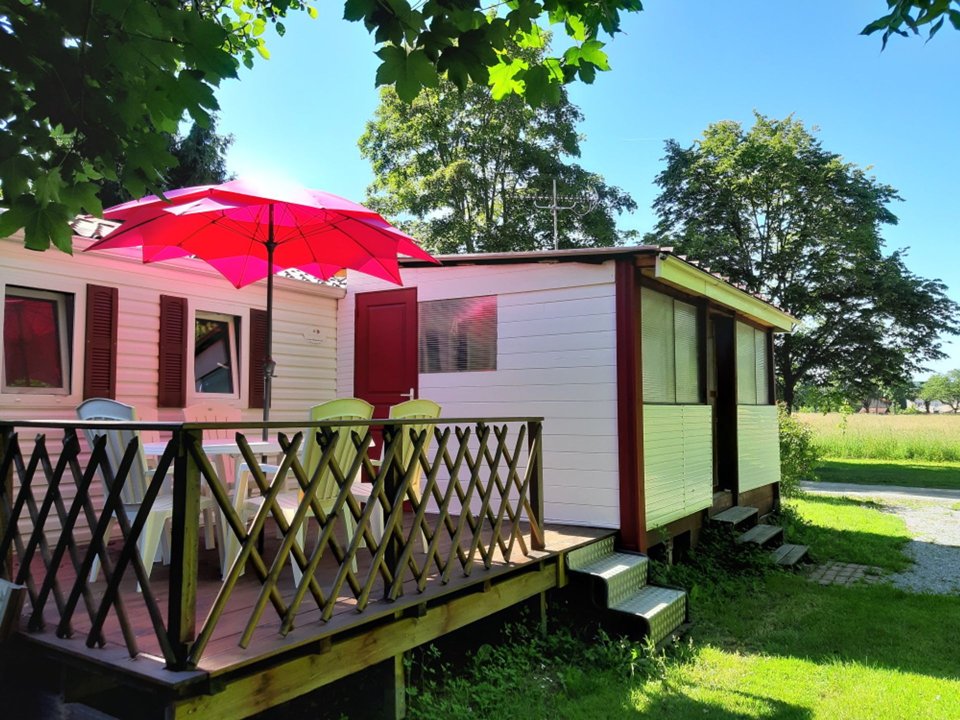 Camping Pas Cher vous présente avec son site Officiel campingpascher.fr, le Camping Le Rural classé 1 étoile, situé sur la commune de Tibiran-jaunac dans le département Hautes-pyrénées (Midi-pyrénées) en France. Le camping Le Rural vous propose un hébergement de type mobil-home de 24 m² pour 6 personnes avec climatisation (télévision). L'établissement vous propose 6 autres types d'hébergements. Découvrez tous nos séjours à petits prix dans la commune et aux alentours de Tibiran-jaunac du département : Hautes-pyrénées (Midi-pyrénées). Les Avis clients pour le Camping Le Rural sont excellents avec une note moyenne de 8 sur 10. Aire de jeux enfants, Canoë-kayak, Centre équestre, Court de tennis, Golf, Ping-pong, Pétanque, Randonnée, Bar, Dépôt de pain, Snack/Bar, Supermarché, Épicerie,... En savoir plus : cliquez-ICI.