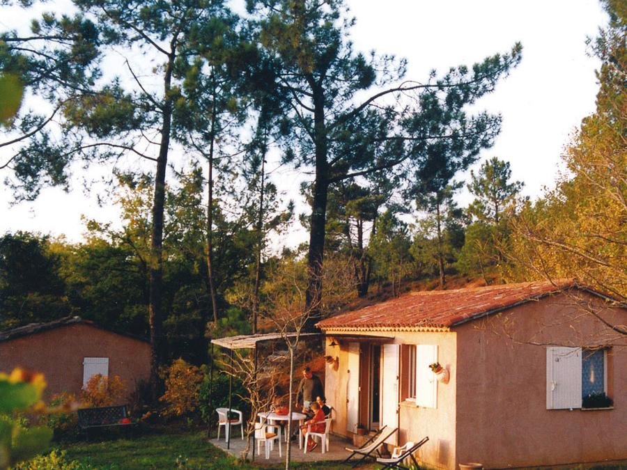 Camping Pas Cher vous présente avec son site Officiel campingpascher.fr, le Camping La Colline Des Ocres classé 3 étoiles, situé sur la commune de Villars dans le département Vaucluse (Provence Alpes Côte D'azur) en France. Le camping La Colline Des Ocres, vous présente un hébergement de type maison de 35 m². Le camping La Colline Des Ocres vous propose du sam. 24 octobre au sam. 31 octobre 2026 pour 7 nuits à 509€. Cette location propose 30 dates différentes pour réserver votre séjour. Découvrez également les 3 autres gammes d'hébergements du camping. Les Avis clients pour le Camping La Colline Des Ocres sont de 7 sur 10. Piscine extérieure, Animations familiales, Aire de jeux enfants, Canoë-kayak, Centre équestre, Court de tennis, Golf, Pétanque, Bar,... En savoir plus : cliquez-ICI.
