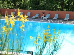 Camping Pas Cher vous présente avec son site Officiel campingpascher.fr, le Camping La Colline Des Ocres classé 3 étoiles, situé sur la commune de Villars dans le département Vaucluse (Provence Alpes Côte D'azur) en France. Le camping La Colline Des Ocres, vous présente un hébergement de type maison de 35 m². Le camping La Colline Des Ocres vous propose du sam. 24 octobre au sam. 31 octobre 2026 pour 7 nuits à 509€. Cette location propose 30 dates différentes pour réserver votre séjour. Découvrez également les 3 autres gammes d'hébergements du camping. Les Avis clients pour le Camping La Colline Des Ocres sont de 7 sur 10. Piscine extérieure, Animations familiales, Aire de jeux enfants, Canoë-kayak, Centre équestre, Court de tennis, Golf, Pétanque, Bar,... En savoir plus : cliquez-ICI.