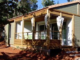 Camping Pas Cher vous présente avec son site Officiel campingpascher.fr, le Camping La Colline Des Ocres classé 3 étoiles, situé sur la commune de Villars dans le département Vaucluse (Provence Alpes Côte D'azur) en France. Le camping La Colline Des Ocres vous propose un hébergement de type chalet de 35 m². L'établissement vous propose 2 autres types d'hébergements. Découvrez tous nos séjours à petits prix dans la commune et aux alentours de Villars du département : Vaucluse (Provence Alpes Côte D'azur). Les Avis clients pour le Camping La Colline Des Ocres sont de 7 sur 10. Piscine extérieure, Animations familiales, Aire de jeux enfants, Canoë-kayak, Centre équestre, Court de tennis, Golf, Pétanque, Bar,... En savoir plus : cliquez-ICI.