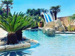 Camping Pas Cher vous présente avec son site Officiel campingpascher.fr, le Camping La Montagne classé 4 étoiles, situé sur la commune de Sorgues dans le département Vaucluse (Provence Alpes Côte D'azur) en France. Le camping La Montagne vous propose un hébergement de type mobil-home avec climatisation (télévision). L'établissement vous propose un autre type d'hébergement. Découvrez tous nos séjours à petits prix dans la commune et aux alentours de Sorgues du département : Vaucluse (Provence Alpes Côte D'azur). Les Avis clients pour le Camping La Montagne sont excellents avec une note moyenne de 8 sur 10. Piscine chauffée, Piscine extérieure, Animation enfants, Animations familiales, Aire de jeux enfants, Baby-foot, Centre équestre, Cyclisme, Ping-pong, Piscine, Pétanque, Randonnée, Terrain de beach-volley, Terrain de football, Dépôt de pain, Snack/Bar, Épicerie,... En savoir plus : cliquez-ICI.