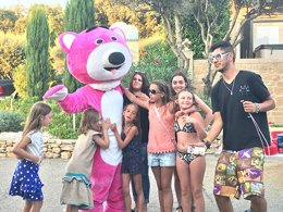 Camping Pas Cher vous présente avec son site Officiel campingpascher.fr, le Camping La Montagne classé 4 étoiles, situé sur la commune de Sorgues dans le département Vaucluse (Provence Alpes Côte D'azur) en France. Le camping La Montagne, vous présente un hébergement de type mobil-home de 30 m² avec climatisation et télévision. Le camping La Montagne vous propose du lundi 16 mars au lundi 23 mars 2026 pour 7 nuits à 394.5€. Cette location propose 153 dates différentes pour réserver votre séjour. Découvrez également les 6 autres gammes d'hébergements du camping. Les Avis clients pour le Camping La Montagne sont excellents avec une note moyenne de 8 sur 10. Piscine chauffée, Piscine extérieure, Animation enfants, Animations familiales, Aire de jeux enfants, Baby-foot, Centre équestre, Cyclisme, Ping-pong, Piscine, Pétanque, Randonnée, Terrain de beach-volley, Terrain de football, Dépôt de pain, Snack/Bar, Épicerie,... En savoir plus : cliquez-ICI.