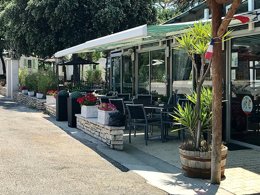 Camping Pas Cher vous présente avec son site Officiel campingpascher.fr, le Camping La Montagne classé 4 étoiles, situé sur la commune de Sorgues dans le département Vaucluse (Provence Alpes Côte D'azur) en France. Le camping La Montagne, vous présente un hébergement de type mobil-home de 28 m² avec climatisation et télévision. Le camping La Montagne vous propose du lundi 16 mars au lundi 23 mars 2026 pour 7 nuits à 418.5€. Cette location propose 153 dates différentes pour réserver votre séjour. Découvrez également les 6 autres gammes d'hébergements du camping. Les Avis clients pour le Camping La Montagne sont excellents avec une note moyenne de 8 sur 10. Piscine chauffée, Piscine extérieure, Animation enfants, Animations familiales, Aire de jeux enfants, Baby-foot, Centre équestre, Cyclisme, Ping-pong, Piscine, Pétanque, Randonnée, Terrain de beach-volley, Terrain de football, Dépôt de pain, Snack/Bar, Épicerie,... En savoir plus : cliquez-ICI.