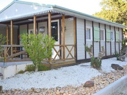 Camping Pas Cher vous présente avec son site Officiel campingpascher.fr, le Camping La Montagne classé 4 étoiles, situé sur la commune de Sorgues dans le département Vaucluse (Provence Alpes Côte D'azur) en France. Le camping La Montagne, vous présente un hébergement de type chalet de 65 m² pour 9 personnes avec climatisation et télévision. Le camping La Montagne vous propose du lundi 16 mars au lundi 23 mars 2026 pour 7 nuits à 460€. Cette location propose 147 dates différentes pour réserver votre séjour. Découvrez également les 6 autres gammes d'hébergements du camping. Les Avis clients pour le Camping La Montagne sont excellents avec une note moyenne de 8 sur 10. Piscine chauffée, Piscine extérieure, Animation enfants, Animations familiales, Aire de jeux enfants, Baby-foot, Centre équestre, Cyclisme, Ping-pong, Piscine, Pétanque, Randonnée, Terrain de beach-volley, Terrain de football, Dépôt de pain, Snack/Bar, Épicerie,... En savoir plus : cliquez-ICI.