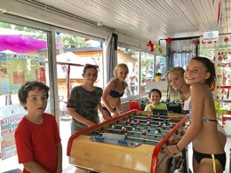 Camping Pas Cher vous présente avec son site Officiel campingpascher.fr, le Camping La Montagne classé 4 étoiles, situé sur la commune de Sorgues dans le département Vaucluse (Provence Alpes Côte D'azur) en France. Le camping La Montagne, vous présente un hébergement de type chalet de 65 m² pour 9 personnes avec climatisation et télévision. Le camping La Montagne vous propose du lundi 16 mars au lundi 23 mars 2026 pour 7 nuits à 460€. Cette location propose 147 dates différentes pour réserver votre séjour. Découvrez également les 6 autres gammes d'hébergements du camping. Les Avis clients pour le Camping La Montagne sont excellents avec une note moyenne de 8 sur 10. Piscine chauffée, Piscine extérieure, Animation enfants, Animations familiales, Aire de jeux enfants, Baby-foot, Centre équestre, Cyclisme, Ping-pong, Piscine, Pétanque, Randonnée, Terrain de beach-volley, Terrain de football, Dépôt de pain, Snack/Bar, Épicerie,... En savoir plus : cliquez-ICI.