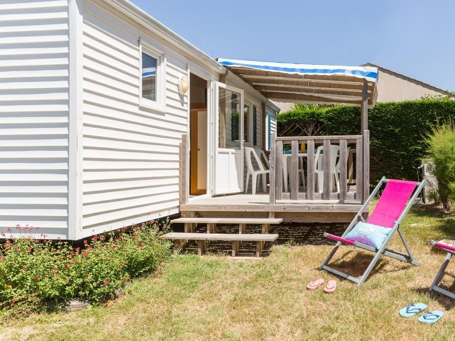 Camping Pas Cher vous présente avec son site Officiel campingpascher.fr, le Camping Le Chaponnet classé 4 étoiles, situé sur la commune de Brem Sur Mer dans le département Vendée (Pays De La Loire) en France. Le camping Le Chaponnet, vous présente un hébergement de type mobil-home de 24 m² et télévision. Le camping Le Chaponnet vous propose du sam. 29 août au sam. 05 septembre 2026 pour 7 nuits à 333€. Cette location propose 51 dates différentes pour réserver votre séjour. Découvrez également les 5 autres gammes d'hébergements du camping. Les Avis clients pour le Camping Le Chaponnet sont excellents avec une note moyenne de 8 sur 10. Piscine couverte, Piscine extérieure, Animations familiales, Club ados, Club enfants, Aire de jeux enfants, Canoë-kayak, Centre équestre, Court de tennis, Cyclisme, Golf, Paddle, Ping-pong, Piscine, Planche à voile, Plongée, Pédalo, Pétanque, Randonnée, Salle de fitness, Salle de jeux vidéo, Structure gonflable enfants, Surf, Terrain de beach-volley, Terrain multisports, Bar, Boulangerie, Pizzeria, Restaurant, Snack/Bar, Supermarché, Épicerie,... En savoir plus : cliquez-ICI.