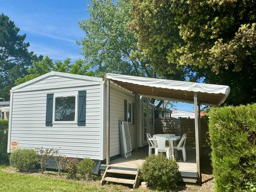 Camping Pas Cher vous présente avec son site Officiel campingpascher.fr, le Camping Le Chaponnet classé 4 étoiles, situé sur la commune de Brem Sur Mer dans le département Vendée (Pays De La Loire) en France. Le camping Le Chaponnet, vous présente un hébergement de type mobil-home de 27 m² et télévision. Le camping Le Chaponnet vous propose du sam. 29 août au sam. 05 septembre 2026 pour 7 nuits à 348€. Cette location propose 51 dates différentes pour réserver votre séjour. Découvrez également les 5 autres gammes d'hébergements du camping. Les Avis clients pour le Camping Le Chaponnet sont excellents avec une note moyenne de 8 sur 10. Piscine couverte, Piscine extérieure, Animations familiales, Club ados, Club enfants, Aire de jeux enfants, Canoë-kayak, Centre équestre, Court de tennis, Cyclisme, Golf, Paddle, Ping-pong, Piscine, Planche à voile, Plongée, Pédalo, Pétanque, Randonnée, Salle de fitness, Salle de jeux vidéo, Structure gonflable enfants, Surf, Terrain de beach-volley, Terrain multisports, Bar, Boulangerie, Pizzeria, Restaurant, Snack/Bar, Supermarché, Épicerie,... En savoir plus : cliquez-ICI.