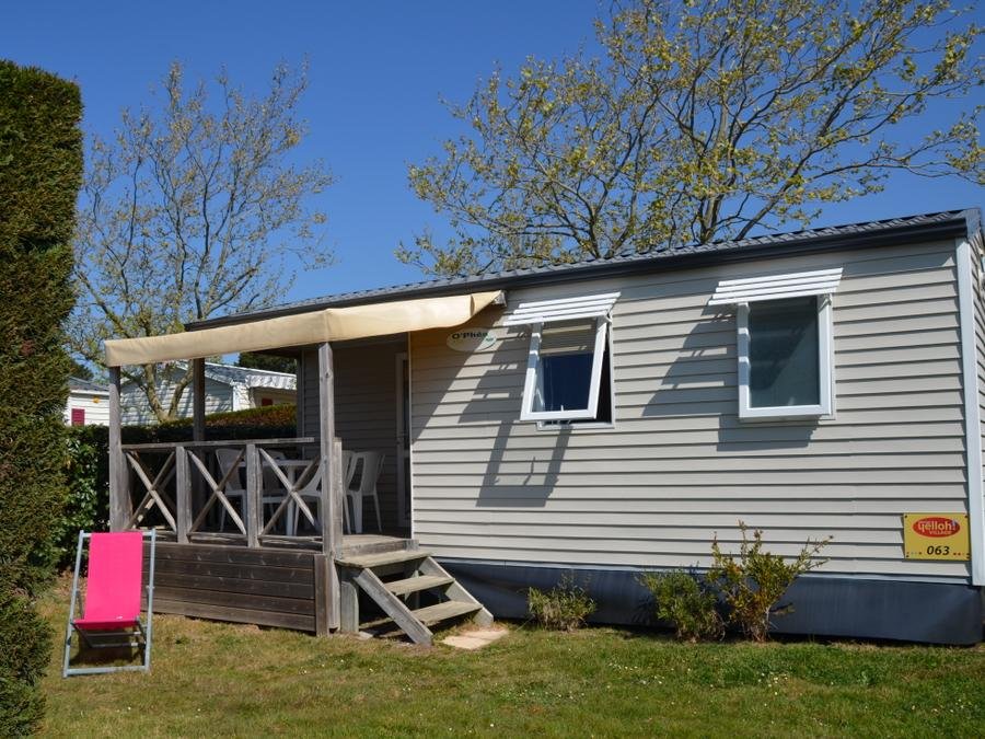 Camping Pas Cher vous présente avec son site Officiel campingpascher.fr, le Camping Le Chaponnet classé 4 étoiles, situé sur la commune de Brem Sur Mer dans le département Vendée (Pays De La Loire) en France. Le camping Le Chaponnet vous propose un hébergement de type bungalow de 24 m² (télévision). Cet hébergement propose plus de 51 dates différentes pour réserver ! Pour dévouvrir la période la moins chère, consultez la rubrique 'Tarifs' et sélectionnez votre mois de départ. L'établissement vous propose 7 autres types d'hébergements. Découvrez tous nos séjours à petits prix dans la commune et aux alentours de Brem Sur Mer du département : Vendée (Pays De La Loire). Les Avis clients pour le Camping Le Chaponnet sont de 7 sur 10. Piscine couverte, Piscine extérieure, Animations familiales, Club ados, Club enfants, Aire de jeux enfants, Canoë-kayak, Centre équestre, Court de tennis, Cyclisme, Golf, Paddle, Ping-pong, Piscine, Planche à voile, Plongée, Pédalo, Pétanque, Randonnée, Salle de fitness, Salle de jeux vidéo, Structure gonflable enfants, Surf, Terrain de beach-volley, Terrain multisports, Bar, Boulangerie, Pizzeria, Restaurant, Snack/Bar, Supermarché, Épicerie,... En savoir plus : cliquez-ICI.
