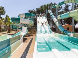 Camping Pas Cher vous présente avec son site Officiel campingpascher.fr, le Camping Le Chaponnet classé 4 étoiles, situé sur la commune de Brem Sur Mer dans le département Vendée (Pays De La Loire) en France. Le camping Le Chaponnet vous propose un hébergement de type bungalow de 24 m² (télévision). Cet hébergement propose plus de 51 dates différentes pour réserver ! Pour dévouvrir la période la moins chère, consultez la rubrique 'Tarifs' et sélectionnez votre mois de départ. L'établissement vous propose 7 autres types d'hébergements. Découvrez tous nos séjours à petits prix dans la commune et aux alentours de Brem Sur Mer du département : Vendée (Pays De La Loire). Les Avis clients pour le Camping Le Chaponnet sont de 7 sur 10. Piscine couverte, Piscine extérieure, Animations familiales, Club ados, Club enfants, Aire de jeux enfants, Canoë-kayak, Centre équestre, Court de tennis, Cyclisme, Golf, Paddle, Ping-pong, Piscine, Planche à voile, Plongée, Pédalo, Pétanque, Randonnée, Salle de fitness, Salle de jeux vidéo, Structure gonflable enfants, Surf, Terrain de beach-volley, Terrain multisports, Bar, Boulangerie, Pizzeria, Restaurant, Snack/Bar, Supermarché, Épicerie,... En savoir plus : cliquez-ICI.