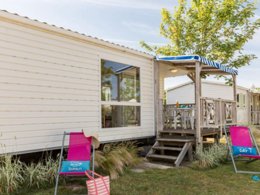 Camping Pas Cher vous présente avec son site Officiel campingpascher.fr, le Camping Le Chaponnet classé 4 étoiles, situé sur la commune de Brem Sur Mer dans le département Vendée (Pays De La Loire) en France. Le camping Le Chaponnet, vous présente un hébergement de type mobil-home de 25 m² et télévision. Le camping Le Chaponnet vous propose du dimanche 28 juin au dimanche 05 juillet 2026, en promotion à -10% pour 7 nuits à 549,90 € au lieu de 611,0 € soit une Économie de 61,10 €. Cette location propose 63 dates différentes pour réserver votre séjour. Découvrez également les 7 autres gammes d'hébergements du camping. Les Avis clients pour le Camping Le Chaponnet sont de 7 sur 10. Piscine couverte, Piscine extérieure, Animations familiales, Club ados, Club enfants, Aire de jeux enfants, Canoë-kayak, Centre équestre, Court de tennis, Cyclisme, Golf, Paddle, Ping-pong, Piscine, Planche à voile, Plongée, Pédalo, Pétanque, Randonnée, Salle de fitness, Salle de jeux vidéo, Structure gonflable enfants, Surf, Terrain de beach-volley, Terrain multisports, Bar, Boulangerie, Pizzeria, Restaurant, Snack/Bar, Supermarché, Épicerie,... En savoir plus : cliquez-ICI.