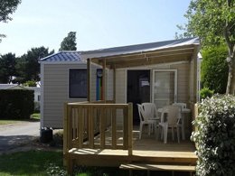 Camping Pas Cher vous présente avec son site Officiel campingpascher.fr, le Camping Le Chaponnet classé 4 étoiles, situé sur la commune de Brem Sur Mer dans le département Vendée (Pays De La Loire) en France. Le camping Le Chaponnet, vous présente un hébergement de type mobil-home de 20 m² et télévision. Le camping Le Chaponnet vous propose du sam. 29 août au sam. 05 septembre 2026, en promotion à -10% pour 7 nuits à 279,90 € au lieu de 311,0 € soit une Économie de 31,10 €. Cette location propose 63 dates différentes pour réserver votre séjour. Découvrez également les 7 autres gammes d'hébergements du camping. Les Avis clients pour le Camping Le Chaponnet sont de 7 sur 10. Piscine couverte, Piscine extérieure, Animations familiales, Club ados, Club enfants, Aire de jeux enfants, Canoë-kayak, Centre équestre, Court de tennis, Cyclisme, Golf, Paddle, Ping-pong, Piscine, Planche à voile, Plongée, Pédalo, Pétanque, Randonnée, Salle de fitness, Salle de jeux vidéo, Structure gonflable enfants, Surf, Terrain de beach-volley, Terrain multisports, Bar, Boulangerie, Pizzeria, Restaurant, Snack/Bar, Supermarché, Épicerie,... En savoir plus : cliquez-ICI.