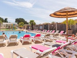 Camping Pas Cher vous présente avec son site Officiel campingpascher.fr, le Camping Le Chaponnet classé 4 étoiles, situé sur la commune de Brem Sur Mer dans le département Vendée (Pays De La Loire) en France. Le camping Le Chaponnet, vous présente un hébergement de type bungalow de 24 m² et télévision. Le camping Le Chaponnet vous propose du sam. 29 août au sam. 05 septembre 2026, en promotion à -10% pour 7 nuits à 299,70 € au lieu de 333,0 € soit une Économie de 33,30 €. Cette location propose 63 dates différentes pour réserver votre séjour. Découvrez également les 7 autres gammes d'hébergements du camping. Les Avis clients pour le Camping Le Chaponnet sont de 7 sur 10. Piscine couverte, Piscine extérieure, Animations familiales, Club ados, Club enfants, Aire de jeux enfants, Canoë-kayak, Centre équestre, Court de tennis, Cyclisme, Golf, Paddle, Ping-pong, Piscine, Planche à voile, Plongée, Pédalo, Pétanque, Randonnée, Salle de fitness, Salle de jeux vidéo, Structure gonflable enfants, Surf, Terrain de beach-volley, Terrain multisports, Bar, Boulangerie, Pizzeria, Restaurant, Snack/Bar, Supermarché, Épicerie,... En savoir plus : cliquez-ICI.