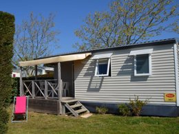 Camping Pas Cher vous présente avec son site Officiel campingpascher.fr, le Camping Le Chaponnet classé 4 étoiles, situé sur la commune de Brem Sur Mer dans le département Vendée (Pays De La Loire) en France. Le camping Le Chaponnet, vous présente un hébergement de type bungalow de 24 m² et télévision. Le camping Le Chaponnet vous propose du sam. 29 août au sam. 05 septembre 2026, en promotion à -10% pour 7 nuits à 299,70 € au lieu de 333,0 € soit une Économie de 33,30 €. Cette location propose 63 dates différentes pour réserver votre séjour. Découvrez également les 7 autres gammes d'hébergements du camping. Les Avis clients pour le Camping Le Chaponnet sont de 7 sur 10. Piscine couverte, Piscine extérieure, Animations familiales, Club ados, Club enfants, Aire de jeux enfants, Canoë-kayak, Centre équestre, Court de tennis, Cyclisme, Golf, Paddle, Ping-pong, Piscine, Planche à voile, Plongée, Pédalo, Pétanque, Randonnée, Salle de fitness, Salle de jeux vidéo, Structure gonflable enfants, Surf, Terrain de beach-volley, Terrain multisports, Bar, Boulangerie, Pizzeria, Restaurant, Snack/Bar, Supermarché, Épicerie,... En savoir plus : cliquez-ICI.