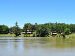 Camping Pas Cher vous présente avec son site Officiel campingpascher.fr, le Camping Et Village Vacances Le Lac classé 2 étoiles, situé sur la commune de Boulogne Sur Gesse dans le département Haute-garonne (Midi Pyrénées) en France. Le camping Et Village Vacances Le Lac, vous présente un hébergement de type chalet. Le camping Et Village Vacances Le Lac vous propose du lundi 31 août au lundi 07 septembre 2026 pour 7 nuits à 344€. Cette location propose 90 dates différentes pour réserver votre séjour. Découvrez également les 1 autres gammes d'hébergements du camping. Les Avis clients pour le Camping Et Village Vacances Le Lac sont excellents avec une note moyenne de 8 sur 10. Lac, Animations familiales, Aire de jeux enfants, Baby-foot, Canoë-kayak, Centre équestre, Court de tennis, Golf, Pétanque, Snack/Bar, Supermarché,... En savoir plus : cliquez-ICI.