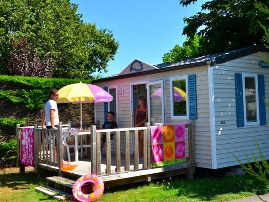 Camping Pas Cher vous présente avec son site Officiel campingpascher.fr, le Camping La Roseraie classé 4 étoiles, situé sur la commune de La Baule dans le département Loire-atlantique (Pays De La Loire) en France. Le camping La Roseraie, vous présente un hébergement de type mobil-home de 21 m² pour 3 personnes et télévision. Le camping La Roseraie vous propose du vendredi 11 septembre au vendredi 18 septembre 2026 pour 7 nuits à 314.08€. Cette location propose 32 dates différentes pour réserver votre séjour. Découvrez également les 11 autres gammes d'hébergements du camping. Les Avis clients pour le Camping La Roseraie sont de 7 sur 10. Parc aquatique, Piscine couverte, Piscine extérieure, Club enfants, Aire de jeux enfants, Baby-foot, Centre équestre, Court de tennis, Cyclisme, Golf, Piscine, Pétanque, Salle de fitness, Terrain multisports, Trampoline, Bar, Boulangerie, Bureau de tabac, Dépôt de pain, Pizzeria, Plats à emporter, Snack/Bar, Épicerie,... En savoir plus : cliquez-ICI.