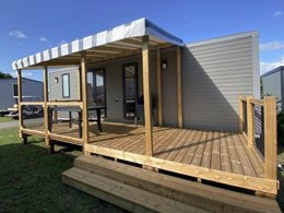 Camping Pas Cher vous présente avec son site Officiel campingpascher.fr, le Camping La Roseraie classé 4 étoiles, situé sur la commune de La Baule dans le département Loire-atlantique (Pays De La Loire) en France. Le camping La Roseraie, vous présente un hébergement de type mobil-home de 33 m² pour 2 personnes et télévision. Le camping La Roseraie vous propose du dimanche 31 mai au dimanche 07 juin 2026, en promotion à -15% pour 7 nuits à 347,41 € au lieu de 408,72 € soit une Économie de 61,31 €. Cette location propose 119 dates différentes pour réserver votre séjour. Découvrez également les 11 autres gammes d'hébergements du camping. Les Avis clients pour le Camping La Roseraie sont de 7 sur 10. Parc aquatique, Piscine couverte, Piscine extérieure, Club enfants, Aire de jeux enfants, Baby-foot, Centre équestre, Court de tennis, Cyclisme, Golf, Piscine, Pétanque, Salle de fitness, Terrain multisports, Trampoline, Bar, Boulangerie, Bureau de tabac, Dépôt de pain, Pizzeria, Plats à emporter, Snack/Bar, Épicerie,... En savoir plus : cliquez-ICI.