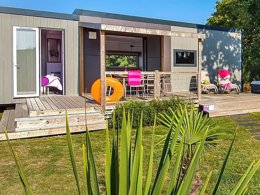 Camping Pas Cher vous présente avec son site Officiel campingpascher.fr, le Camping La Roseraie classé 4 étoiles, situé sur la commune de La Baule dans le département Loire-atlantique (Pays De La Loire) en France. Le camping La Roseraie, vous présente un hébergement de type mobil-home de 40 m² pour 5 personnes et télévision. Le camping La Roseraie vous propose du lundi 01 juin au lundi 08 juin 2026, en promotion à -15% pour 7 nuits à 544,54 € au lieu de 640,64 € soit une Économie de 96,10 €. Cette location propose 87 dates différentes pour réserver votre séjour. Découvrez également les 11 autres gammes d'hébergements du camping. Les Avis clients pour le Camping La Roseraie sont de 7 sur 10. Parc aquatique, Piscine couverte, Piscine extérieure, Club enfants, Aire de jeux enfants, Baby-foot, Centre équestre, Court de tennis, Cyclisme, Golf, Piscine, Pétanque, Salle de fitness, Terrain multisports, Trampoline, Bar, Boulangerie, Bureau de tabac, Dépôt de pain, Pizzeria, Plats à emporter, Snack/Bar, Épicerie,... En savoir plus : cliquez-ICI.