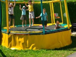 Camping Pas Cher vous présente avec son site Officiel campingpascher.fr, le Camping La Roseraie classé 4 étoiles, situé sur la commune de La Baule dans le département Loire-atlantique (Pays De La Loire) en France. Le camping La Roseraie, vous présente un hébergement de type tente en toile et bois de 32 m² pour 5 personnes et télévision. Le camping La Roseraie vous propose du sam. 30 mai au sam. 06 juin 2026, en promotion à -15% pour 7 nuits à 305,86 € au lieu de 359,84 € soit une Économie de 53,98 €. Cette location propose 112 dates différentes pour réserver votre séjour. Découvrez également les 11 autres gammes d'hébergements du camping. Les Avis clients pour le Camping La Roseraie sont de 7 sur 10. Parc aquatique, Piscine couverte, Piscine extérieure, Club enfants, Aire de jeux enfants, Baby-foot, Centre équestre, Court de tennis, Cyclisme, Golf, Piscine, Pétanque, Salle de fitness, Terrain multisports, Trampoline, Bar, Boulangerie, Bureau de tabac, Dépôt de pain, Pizzeria, Plats à emporter, Snack/Bar, Épicerie,... En savoir plus : cliquez-ICI.