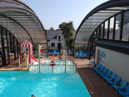 Camping Pas Cher vous présente avec son site Officiel campingpascher.fr, le Camping Les Forges classé 3 étoiles, situé sur la commune de Pornichet dans le département Loire-atlantique (Pays De La Loire) en France. Le camping Les Forges, vous présente un hébergement de type mobil-home de 21 m² et télévision. Le camping Les Forges vous propose du sam. 04 juillet au sam. 11 juillet 2026, en promotion à -9% pour 7 nuits à 511 € au lieu de 565,5 € soit une Économie de 54,50 €. Cette location propose 1 dates différentes pour réserver votre séjour. Découvrez également les 7 autres gammes d'hébergements du camping. Les Avis clients pour le Camping Les Forges sont excellents avec une note moyenne de 8 sur 10. Piscine chauffée, Piscine couverte, Animations familiales, Club enfants, Baby-foot, Centre équestre, Court de tennis, Golf, Plongée, Pétanque, Salle de fitness, Salle de jeux vidéo, Terrain de football, Terrain multisports, Dépôt de pain, Supermarché, Épicerie,... En savoir plus : cliquez-ICI.
