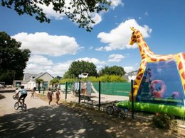 Camping Pas Cher vous présente avec son site Officiel campingpascher.fr, le Camping Les Forges classé 3 étoiles, situé sur la commune de Pornichet dans le département Loire-atlantique (Pays De La Loire) en France. Le camping Les Forges, vous présente un hébergement de type mobil-home. Le camping Les Forges vous propose du sam. 04 juillet au sam. 11 juillet 2026, en promotion à -10% pour 7 nuits à 630 € au lieu de 700,0 € soit une Économie de 70 €. Cette location propose 24 dates différentes pour réserver votre séjour. Découvrez également les 6 autres gammes d'hébergements du camping. Les Avis clients pour le Camping Les Forges sont excellents avec une note moyenne de 8 sur 10. Piscine chauffée, Piscine couverte, Animations familiales, Club enfants, Baby-foot, Centre équestre, Court de tennis, Golf, Plongée, Pétanque, Salle de fitness, Salle de jeux vidéo, Terrain de football, Terrain multisports, Dépôt de pain, Supermarché, Épicerie,... En savoir plus : cliquez-ICI.