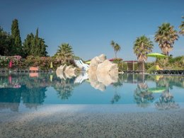 Camping Pas Cher vous présente avec son site Officiel campingpascher.fr, le Camping Le Méditerranée Argelès classé 5 étoiles, situé sur la commune de Argelès-sur-mer dans le département Pyrénées-orientales (Languedoc Roussillon) en France. Le camping Le Méditerranée Argelès vous propose un hébergement de type maison de campagne de 20 m². Cet hébergement propose plus de 67 dates différentes pour réserver ! Pour dévouvrir la période la moins chère, consultez la rubrique 'Tarifs' et sélectionnez votre mois de départ. L'établissement vous propose 11 autres types d'hébergements. Découvrez tous nos séjours à petits prix dans la commune et aux alentours de Argelès-sur-mer du département : Pyrénées-orientales (Languedoc Roussillon). Les Avis clients pour le Camping Le Méditerranée Argelès sont excellents avec une note moyenne de 8 sur 10. Piscine couverte, Piscine extérieure, Animation ados, Animations familiales, Club enfants, Aire de jeux enfants, Baby-foot, Canoë-kayak, Ping-pong, Piscine, Plongée, Pétanque, Terrain multisports, Bar, Plats à emporter, Snack/Bar, Épicerie,... En savoir plus : cliquez-ICI.