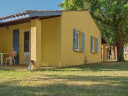 Camping Pas Cher vous présente avec son site Officiel campingpascher.fr, le Camping Le Méditerranée Argelès classé 5 étoiles, situé sur la commune de Argelès-sur-mer dans le département Pyrénées-orientales (Languedoc Roussillon) en France. Le camping Le Méditerranée Argelès, vous présente un hébergement de type maison de campagne de 20 m². Le camping Le Méditerranée Argelès vous propose du vendredi 24 avril au vendredi 01 mai 2026, en promotion à -15% pour 7 nuits à 279,65 € au lieu de 329,0 € soit une Économie de 49,35 €. Cette location propose 115 dates différentes pour réserver votre séjour. Découvrez également les 11 autres gammes d'hébergements du camping. Les Avis clients pour le Camping Le Méditerranée Argelès sont excellents avec une note moyenne de 8 sur 10. Piscine couverte, Piscine extérieure, Animation ados, Animations familiales, Club enfants, Aire de jeux enfants, Baby-foot, Canoë-kayak, Ping-pong, Piscine, Plongée, Pétanque, Terrain multisports, Bar, Plats à emporter, Snack/Bar, Épicerie,... En savoir plus : cliquez-ICI.