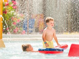 Camping Pas Cher vous présente avec son site Officiel campingpascher.fr, le Camping Le Méditerranée Argelès classé 5 étoiles, situé sur la commune de Argelès-sur-mer dans le département Pyrénées-orientales (Languedoc Roussillon) en France. Le camping Le Méditerranée Argelès vous propose un hébergement de type maison de campagne de 39 m² avec climatisation (télévision). L'établissement vous propose 11 autres types d'hébergements. Découvrez tous nos séjours à petits prix dans la commune et aux alentours de Argelès-sur-mer du département : Pyrénées-orientales (Languedoc Roussillon). Les Avis clients pour le Camping Le Méditerranée Argelès sont excellents avec une note moyenne de 8 sur 10. Piscine couverte, Piscine extérieure, Animation ados, Animations familiales, Club enfants, Aire de jeux enfants, Baby-foot, Canoë-kayak, Ping-pong, Piscine, Plongée, Pétanque, Terrain multisports, Bar, Plats à emporter, Snack/Bar, Épicerie,... En savoir plus : cliquez-ICI.