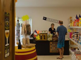 Camping Pas Cher vous présente avec son site Officiel campingpascher.fr, le Camping Le Méditerranée Argelès classé 5 étoiles, situé sur la commune de Argelès-sur-mer dans le département Pyrénées-orientales (Languedoc Roussillon) en France. Le camping Le Méditerranée Argelès vous propose un hébergement de type maison de campagne de 56 m² avec climatisation (télévision). L'établissement vous propose 11 autres types d'hébergements. Découvrez tous nos séjours à petits prix dans la commune et aux alentours de Argelès-sur-mer du département : Pyrénées-orientales (Languedoc Roussillon). Les Avis clients pour le Camping Le Méditerranée Argelès sont excellents avec une note moyenne de 8 sur 10. Piscine couverte, Piscine extérieure, Animation ados, Animations familiales, Club enfants, Aire de jeux enfants, Baby-foot, Canoë-kayak, Ping-pong, Piscine, Plongée, Pétanque, Terrain multisports, Bar, Plats à emporter, Snack/Bar, Épicerie,... En savoir plus : cliquez-ICI.