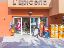 Camping Pas Cher vous présente avec son site Officiel campingpascher.fr, le Camping Le Méditerranée Argelès classé 5 étoiles, situé sur la commune de Argelès-sur-mer dans le département Pyrénées-orientales (Languedoc-roussillon) en France. Le camping Le Méditerranée Argelès vous propose un hébergement de type mobil-home de 32 m² (télévision). L'établissement vous propose 13 autres types d'hébergements. Découvrez tous nos séjours à petits prix dans la commune et aux alentours de Argelès-sur-mer du département : Pyrénées-orientales (Languedoc-roussillon). Les Avis clients pour le Camping Le Méditerranée Argelès sont excellents avec une note moyenne de 8 sur 10. Piscine couverte, Piscine extérieure, Animation ados, Animations familiales, Club enfants, Aire de jeux enfants, Baby-foot, Canoë-kayak, Ping-pong, Piscine, Plongée, Pétanque, Terrain multisports, Bar, Plats à emporter, Snack/Bar, Épicerie,... En savoir plus : cliquez-ICI.