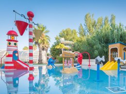 Camping Pas Cher vous présente avec son site Officiel campingpascher.fr, le Camping Le Méditerranée Argelès classé 5 étoiles, situé sur la commune de Argelès-sur-mer dans le département Pyrénées-orientales (Languedoc Roussillon) en France. Le camping Le Méditerranée Argelès vous propose un hébergement de type mobil-home de 40 m² pour 2 personnes avec climatisation (télévision). L'établissement vous propose 11 autres types d'hébergements. Découvrez tous nos séjours à petits prix dans la commune et aux alentours de Argelès-sur-mer du département : Pyrénées-orientales (Languedoc Roussillon). Les Avis clients pour le Camping Le Méditerranée Argelès sont excellents avec une note moyenne de 8 sur 10. Piscine couverte, Piscine extérieure, Animation ados, Animations familiales, Club enfants, Aire de jeux enfants, Baby-foot, Canoë-kayak, Ping-pong, Piscine, Plongée, Pétanque, Terrain multisports, Bar, Plats à emporter, Snack/Bar, Épicerie,... En savoir plus : cliquez-ICI.