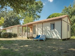 Camping Pas Cher vous présente avec son site Officiel campingpascher.fr, le Camping Le Méditerranée Argelès classé 5 étoiles, situé sur la commune de Argelès-sur-mer dans le département Pyrénées-orientales (Languedoc Roussillon) en France. Le camping Le Méditerranée Argelès vous propose un hébergement de type chalet de 35 m² pour 2 personnes avec climatisation (télévision). L'établissement vous propose 11 autres types d'hébergements. Découvrez tous nos séjours à petits prix dans la commune et aux alentours de Argelès-sur-mer du département : Pyrénées-orientales (Languedoc Roussillon). Les Avis clients pour le Camping Le Méditerranée Argelès sont excellents avec une note moyenne de 8 sur 10. Piscine couverte, Piscine extérieure, Animation ados, Animations familiales, Club enfants, Aire de jeux enfants, Baby-foot, Canoë-kayak, Ping-pong, Piscine, Plongée, Pétanque, Terrain multisports, Bar, Plats à emporter, Snack/Bar, Épicerie,... En savoir plus : cliquez-ICI.