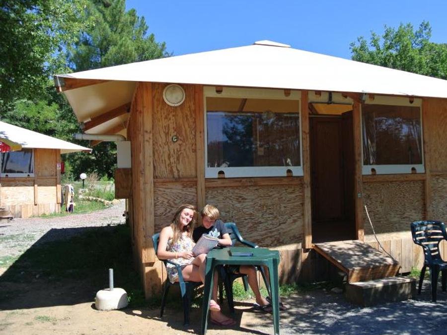 Camping Pas Cher vous présente avec son site Officiel campingpascher.fr, le Camping Les Cabanes De Cornillon - Ceven'Aventure classé 2 étoiles, situé sur la commune de Les Assions dans le département Ardèche (Rhône Alpes) en France. Le camping Les Cabanes De Cornillon - Ceven'Aventure, vous présente un hébergement de type hébergement insolite. Le camping Les Cabanes De Cornillon - Ceven'Aventure vous propose du dimanche 19 juillet au dimanche 26 juillet 2026, en promotion à -9% pour 7 nuits à 678 € au lieu de 746,5 € soit une Économie de 68,50 €. Cette location propose 15 dates différentes pour réserver votre séjour. Découvrez également les 1 autres gammes d'hébergements du camping. Les Avis clients pour le Camping Les Cabanes De Cornillon - Ceven'Aventure sont de 7 sur 10. Piscine extérieure, Animations familiales, Aire de jeux enfants, Baby-foot, Canoë-kayak, Centre équestre, Court de tennis, Paddle, Piscine, Pétanque, Bar, Dépôt de pain,... En savoir plus : cliquez-ICI.